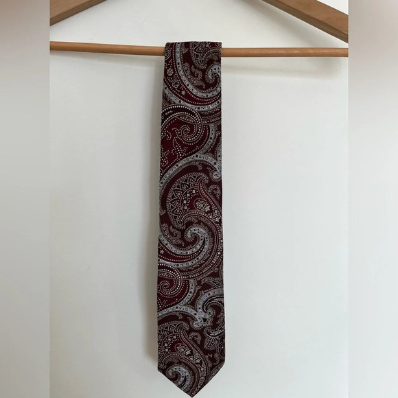 Jack Victor Men’s gray and red Paisley 100% silk tie - Picture 2 of 7